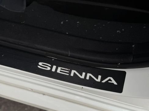 Used 2020 Toyota Sienna Limited image 44