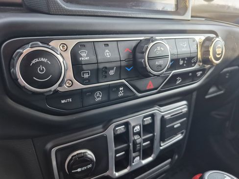 Used 2018 Jeep Wrangler Unlimited Sahara AWD/4WD image 24