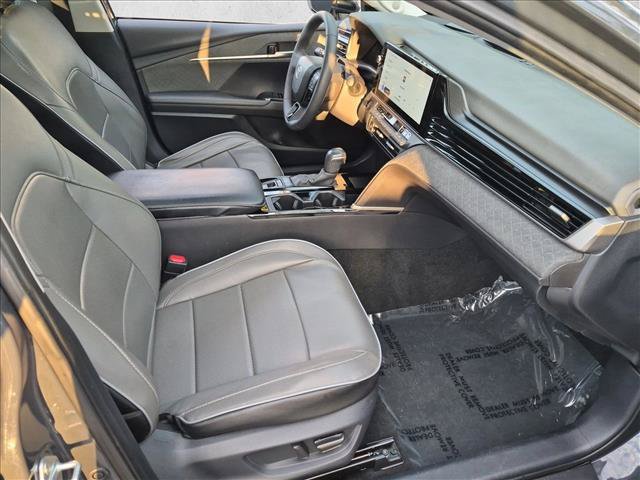 Used 2025 Toyota Camry XLE w/ Premium Plus Package FWD image 21