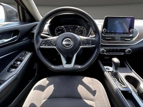 Used 2025 Nissan Altima 2.5 SV FWD image 11