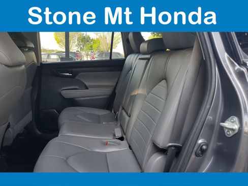 Used 2023 Toyota Highlander XLE FWD image 13