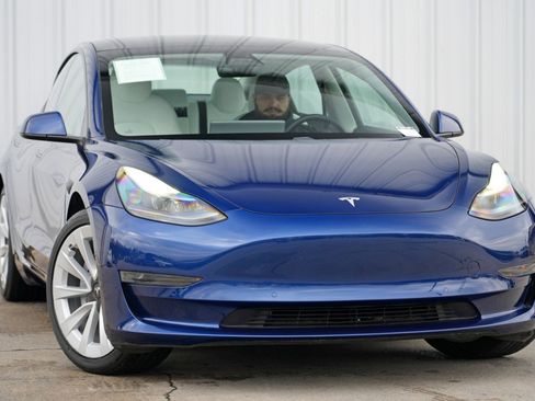 Used 2021 Tesla Model 3 Standard Range Plus image 4