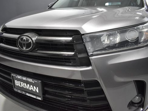 Used 2019 Toyota Highlander SE w/ Nightshade Edition AWD/4WD image 11