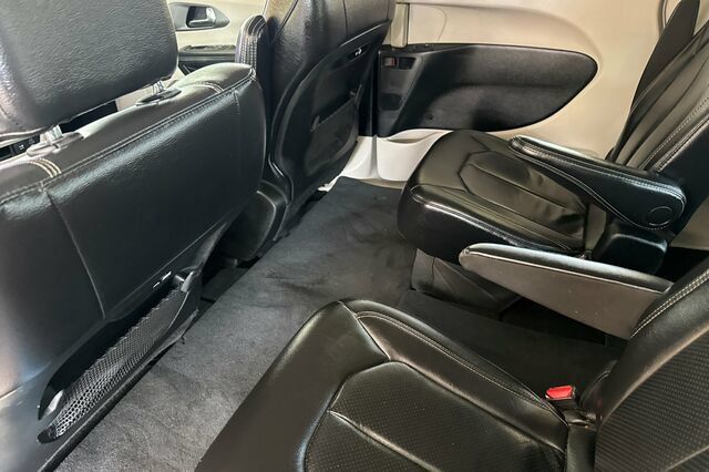 Used 2022 Chrysler Pacifica Touring-L FWD image 9