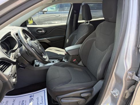 Used 2019 Jeep Cherokee Latitude w/ Cold Weather Group AWD/4WD image 11