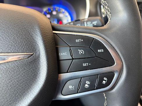 Used 2023 Chrysler Pacifica Touring-L FWD image 26