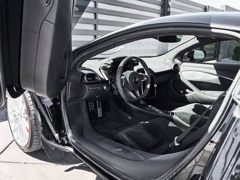 Used 2024 McLaren Artura RWD image 25