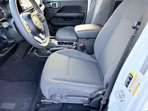 Used 2025 Jeep Wrangler Unlimited Sahara AWD/4WD image 8