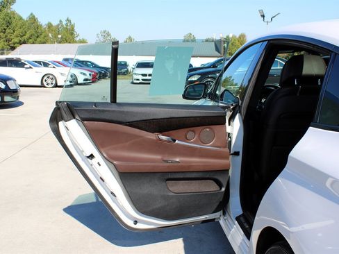 Used 2015 BMW 550i Gran Turismo xDrive image 29