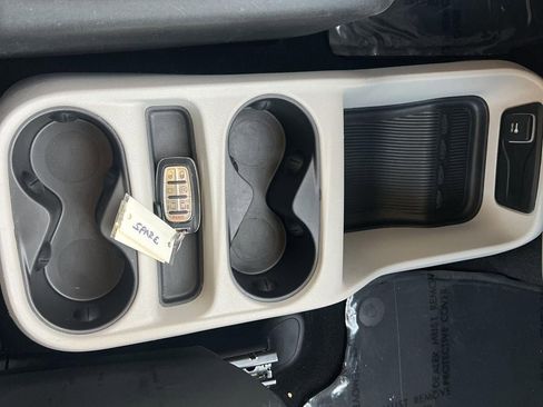 Used 2023 Chrysler Voyager LX image 20