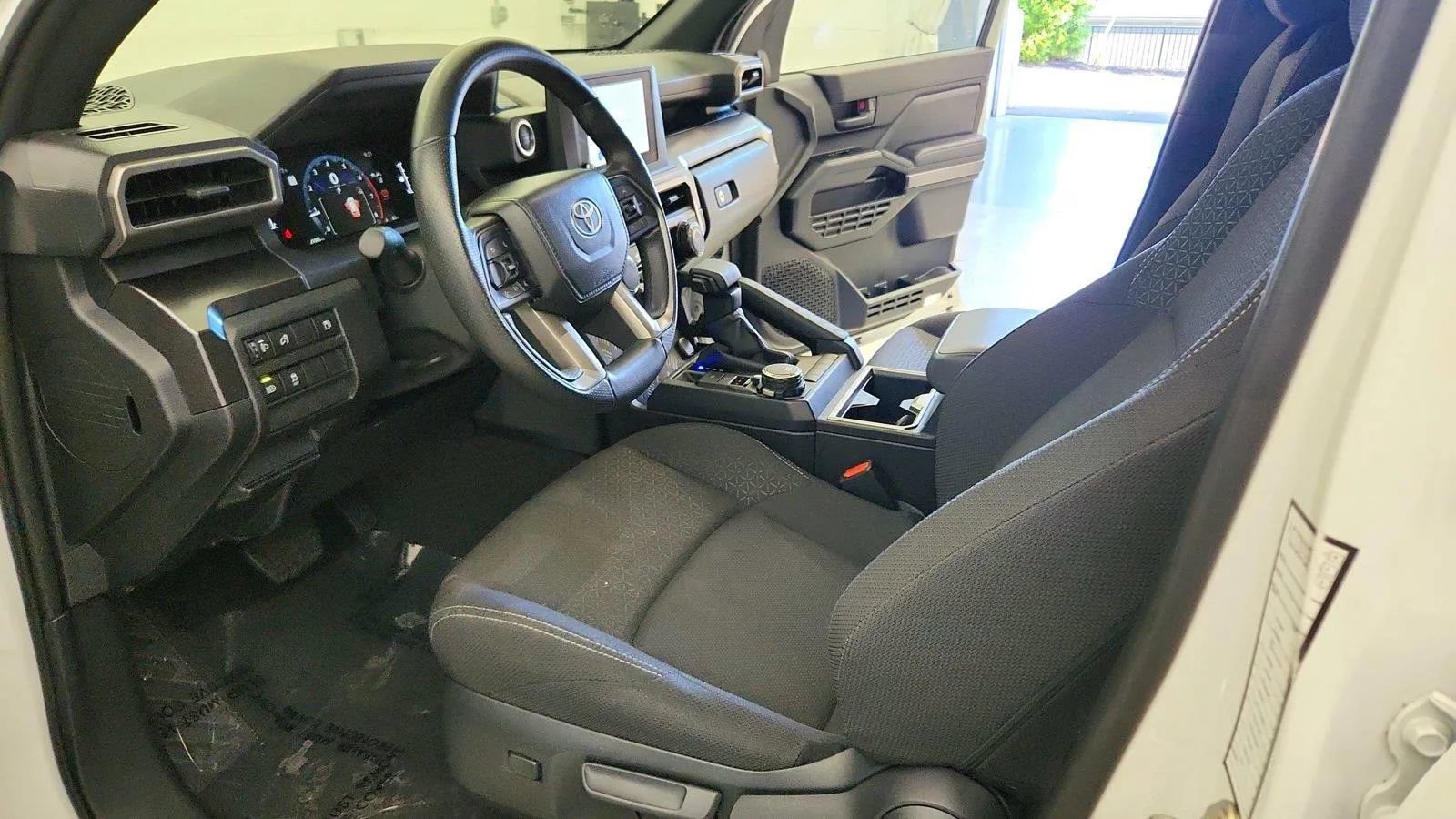 Used 2025 Toyota 4Runner SR5 AWD/4WD image 14