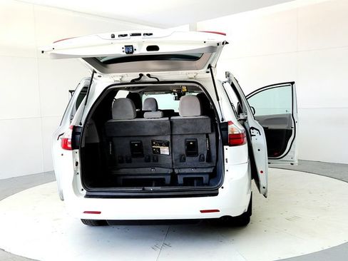 Certified 2020 Toyota Sienna LE w/ LE Preferred Package FWD image 11