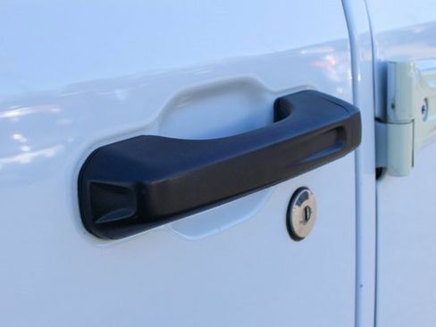 Used 2018 Jeep Wrangler Unlimited Sahara image 9