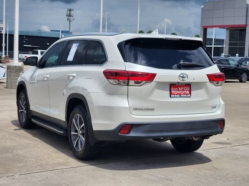 Used 2019 Toyota Highlander XLE FWD image 5