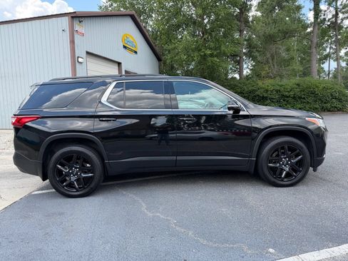 Used 2020 Chevrolet Traverse LT w/ LPO, Blackout Package FWD image 8