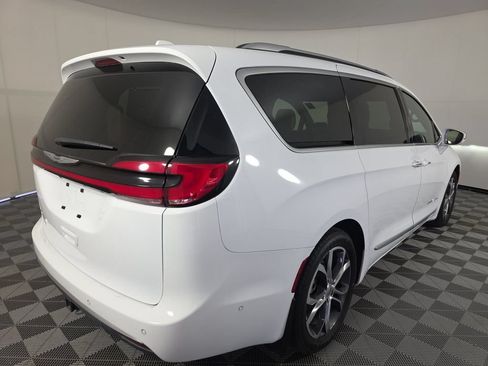 Used 2022 Chrysler Pacifica Pinnacle FWD image 5