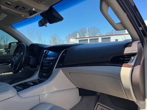 Used 2017 Cadillac Escalade Platinum image 21