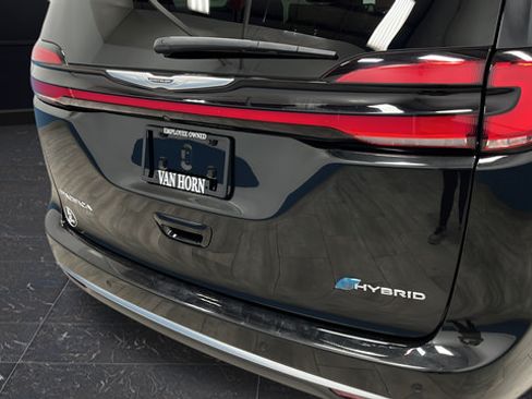 Used 2023 Chrysler Pacifica Pinnacle FWD image 42