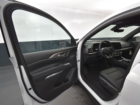 New 2026 Chevrolet Traverse LT w/ Midnight/Sport Edition AWD/4WD image 8