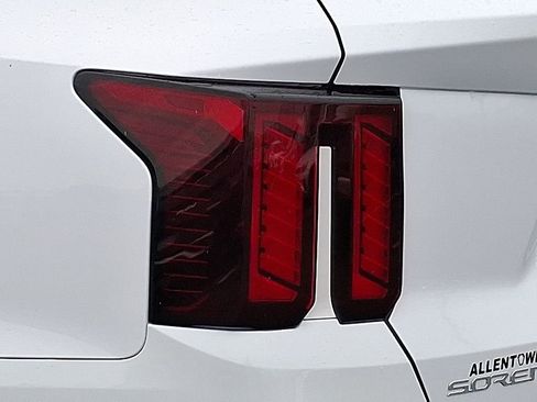 Certified 2025 Kia Sorento LX FWD image 11