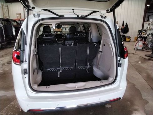 Used 2024 Chrysler Pacifica Touring-L image 12