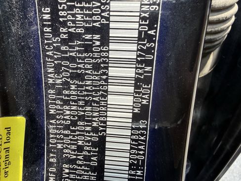 Used 2016 Toyota Corolla LE FWD image 33