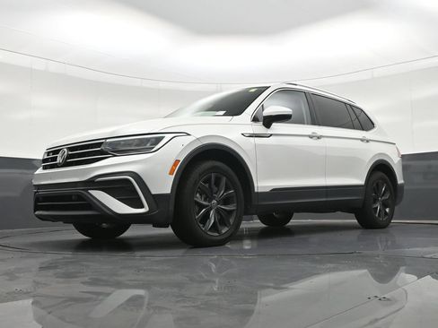 Used 2023 Volkswagen Tiguan SE w/ Panoramic Sunroof Package FWD image 23