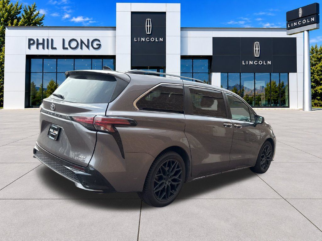 Used 2022 Toyota Sienna XSE w/ XSE Plus Package FWD image 9