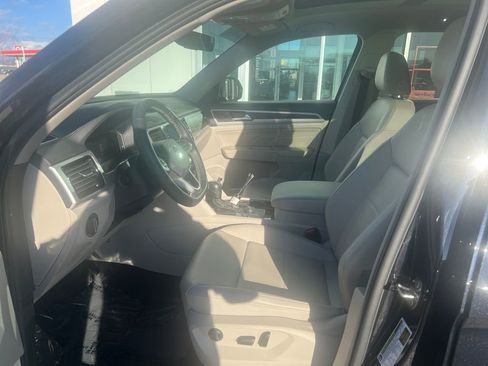Used 2023 Volkswagen Atlas SE w/ Panoramic Sunroof Package image 11