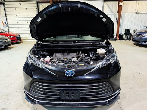Used 2021 Toyota Sienna XLE w/ XLE Plus Package FWD image 50