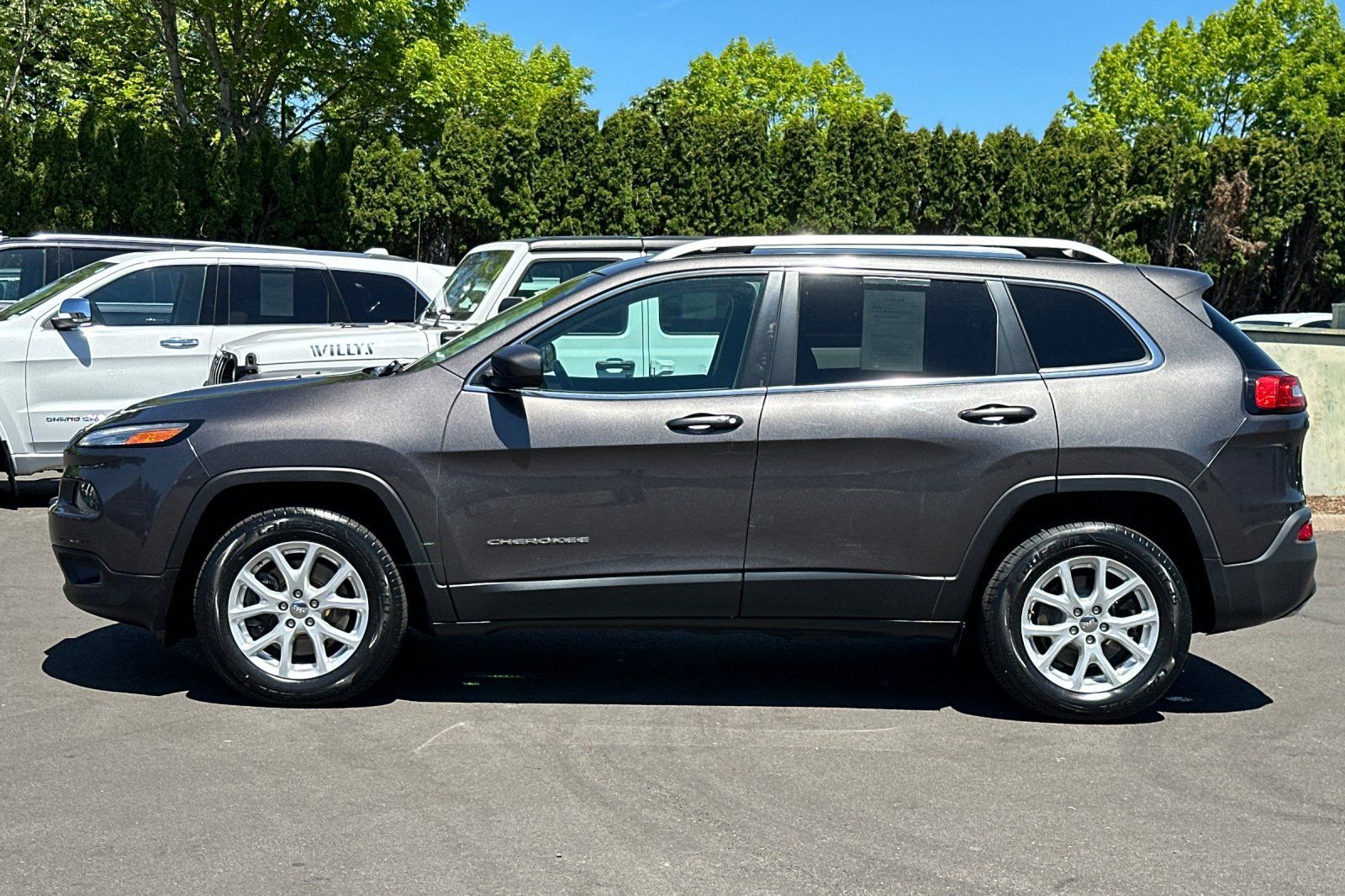 Used 2018 Jeep Cherokee Latitude Plus w/ Comfort/Convenience Group AWD/4WD image 43