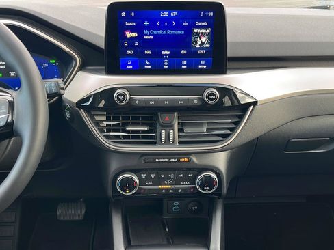 Used 2022 Ford Escape SEL w/ Technology Package image 17