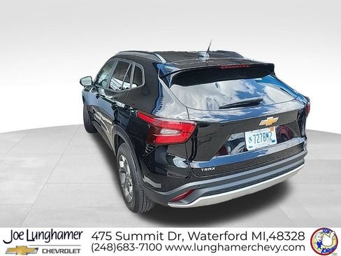Used 2024 Chevrolet Trax LT w/ Sunroof Package FWD image 3