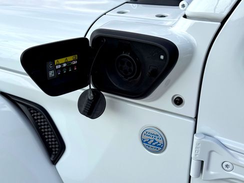 Used 2023 Jeep Wrangler Unlimited Sahara image 3