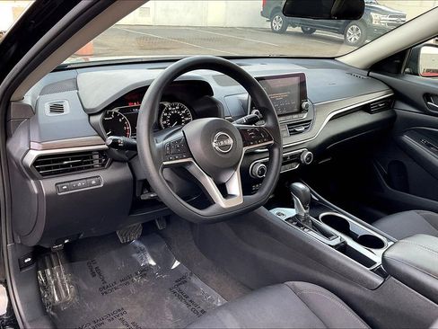 Used 2024 Nissan Altima 2.5 SV image 11