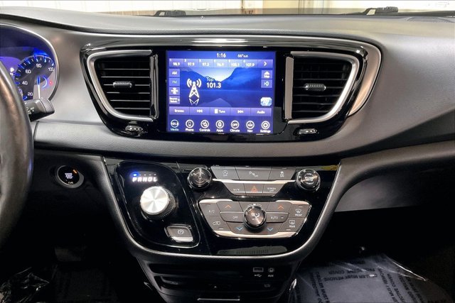 Used 2019 Chrysler Pacifica Touring-L Plus FWD image 6