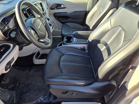 Used 2023 Chrysler Pacifica Touring-L image 10
