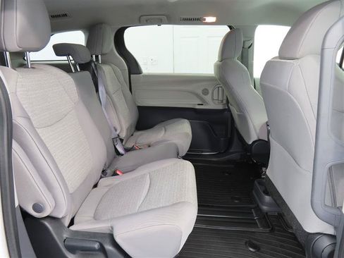 Used 2023 Toyota Sienna LE AWD/4WD image 31