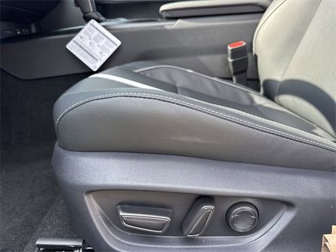 Used 2025 Toyota Camry SE image 12