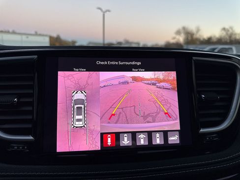 Used 2023 Chrysler Pacifica Limited w/ S Appearance Package image 27