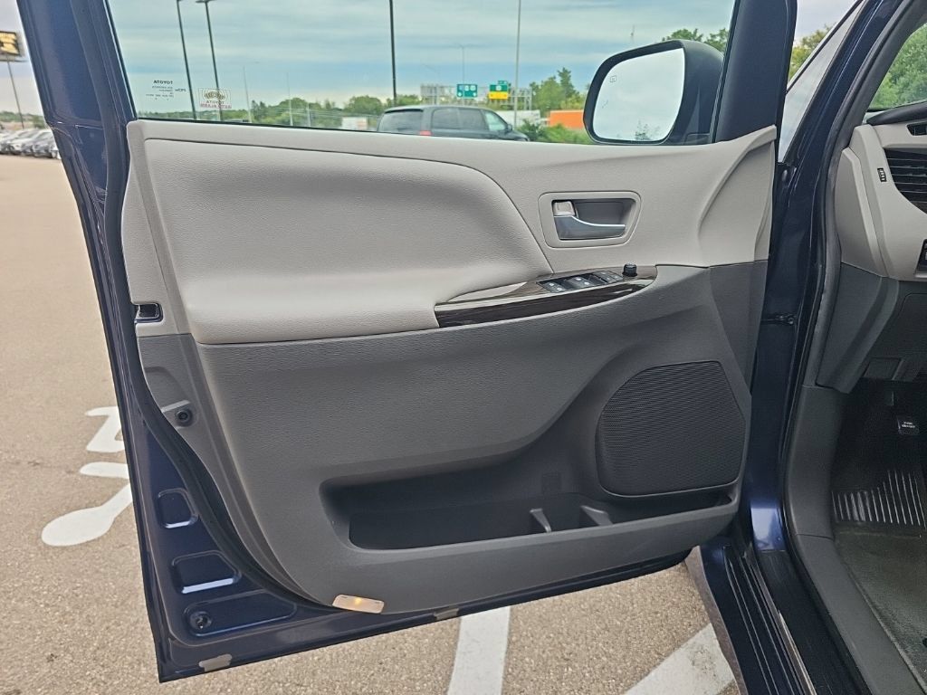 Used 2018 Toyota Sienna XLE w/ XLE Navigation Package FWD image 10