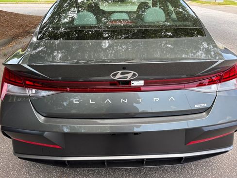 Certified 2025 Hyundai Elantra Limited FWD image 14