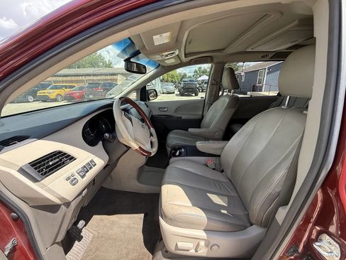 Used 2014 Toyota Sienna Limited w/ Limited Premium Package FWD image 7