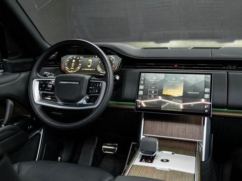 Used 2025 Land Rover Range Rover SE AWD/4WD image 5