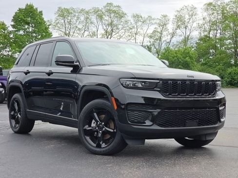 Used 2024 Jeep Grand Cherokee Altitude AWD/4WD image 2