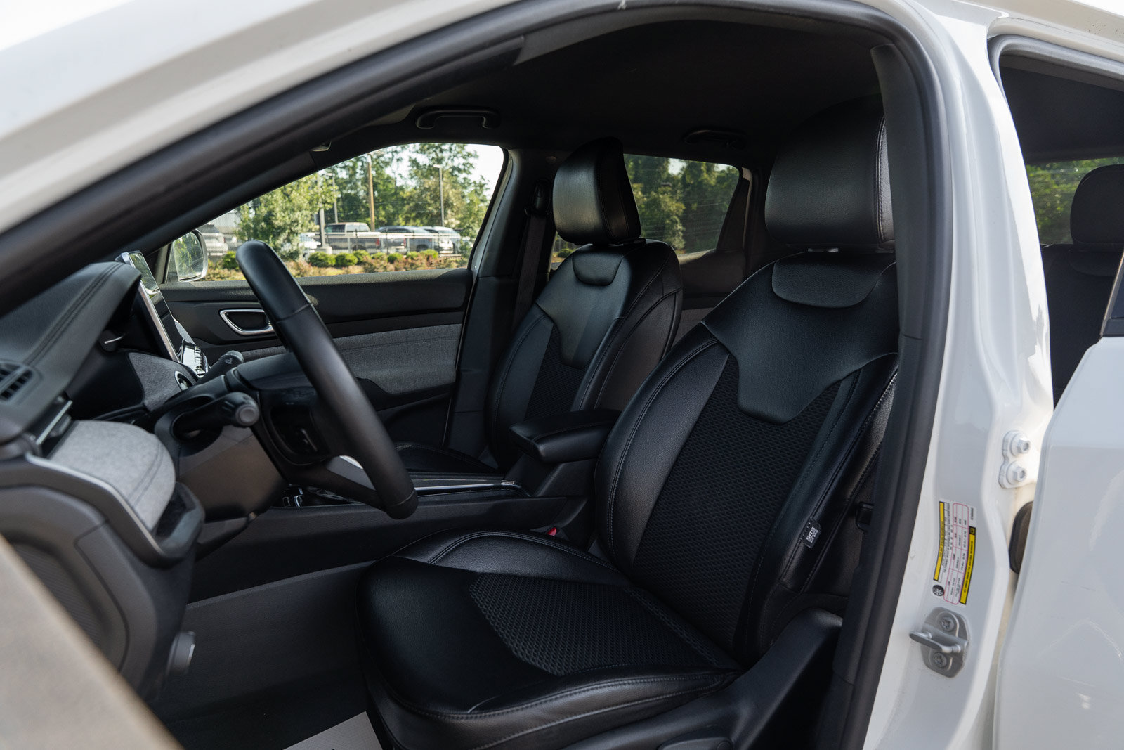 Used 2024 Jeep Compass Latitude AWD/4WD image 19