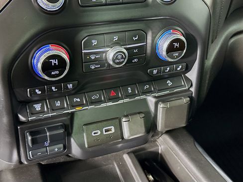 Used 2022 GMC Sierra 2500 AT4 w/ AT4 Premium Plus Package image 17