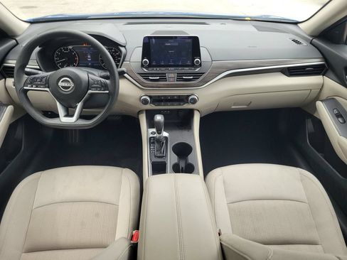 Used 2025 Nissan Altima 2.5 SV FWD image 11