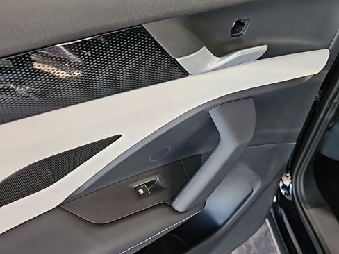 New 2025 Volkswagen Tiguan SE image 22