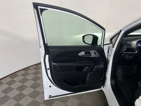 Certified 2023 Chrysler Pacifica Limited w/ Uconnect Theater Family Group FWD image 16
